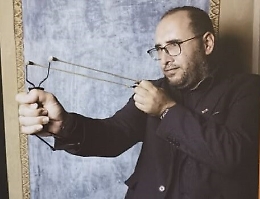 Palermo, se una foto con la fionda accende la polemica politica