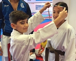 Vince la medaglia d'oro per un errore e la consegna alla seconda classificata