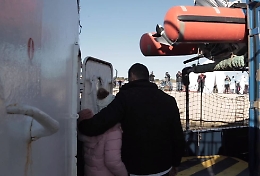 Migranti, l'anomalo arrivo dei libici a Pozzallo. Salvini attacca: «Altri sbarchi, altri soldi»