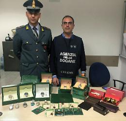 Sbarca da un volo da Istanbul con oggetti di lusso contraffatti