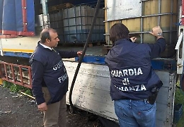 Acireale, un’area di sosta trasformata in distributore abusivo di gasolio: 2 arresti