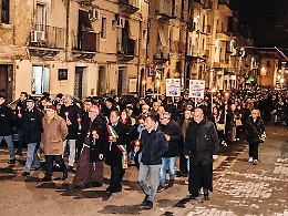 Caltagirone, in cinquemila alla fiaccolata per Patrizia e contro i femminicidi