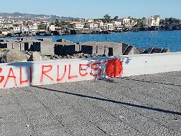 La piazzetta di Ognina ancora sfregiata dallo spray degli pseudotifosi