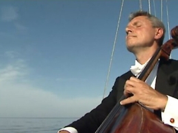 Un violoncello in mare incanta i delfini: lo fa suonare Roberto Soldatini