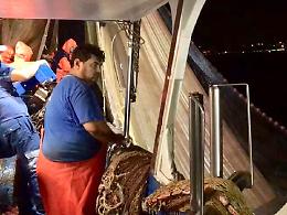 Reportage a bordo della Sant&rsquo; Alfio, &laquo;Ecco come passiamo le notti noi cacciatori del mare&raquo;