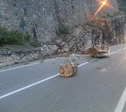 Cefalù, massi si staccano da roccia e finiscono in strada