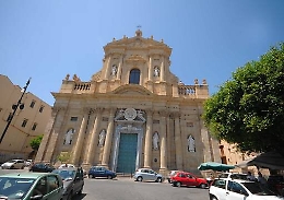 Palermo, folla circonda Polizia alla Kalsa e aiuta un bandito a sfuggire all&rsquo;arresto