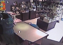 Il gioielliere Rosario Gueli choc: «Troppe rapine, basta vado via da Gela»