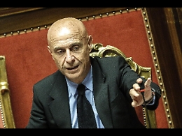 Minniti alla Camera: «Indagine della  Digos sul caso dell'anziana disabile che ha votato»