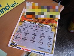 Perde 500 euro al gratta e vinci e simula furto: denunciata