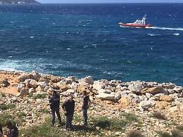 Palermo, s'immerge per disincagliare un'ancora e muore annegato