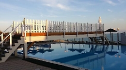 Poliziotto fuori servizio salva bimbo che stava per annegare in piscina