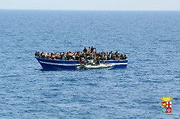 Gli sbarchi a Lampedusa continuano come prima: in un giorno arrivati quasi 700 migranti, più di mille nell'hotspot