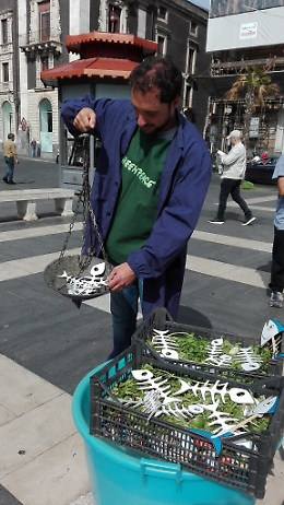 I volontari Greenpeace: «Il pesce fa finendo, impariamo un consumo responsabile»