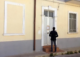 Siracusa, danno fuoco a un anziano, ricercati tre balordi