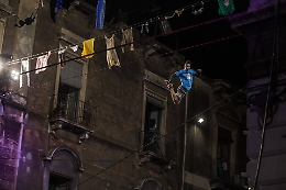 Le acrobazie tra i balconi barocchi di piazza Bellini