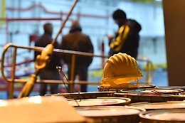 Giammoro, operaio perde equilibrio sul tetto: è grave