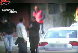 Imponevano affiliati come buttafuori a ristoranti e discoteche: scattano 12 arresti per clan Brunetto