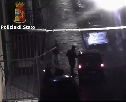 Catania, controllavano la piazza dello spaccio a San Cristoforo con l'ok dei clan: sedici in manette