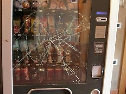 Catania: forzano distributore di merendine a scuola, arrestati due ventenni