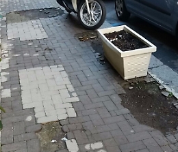 Il marciapiede disastrato in pieno centro a Catania