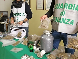 Catania, a zig zag nel traffico su un Suv col carico di marijuana: arrestato