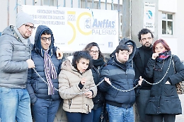 Palermo, genitori e alunni disabili in catene: "Ridateci l'assistenza a scuola"