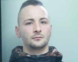 Catania, fugge dai domiciliari col figlio piccolo e minaccia il suicidio: fermato