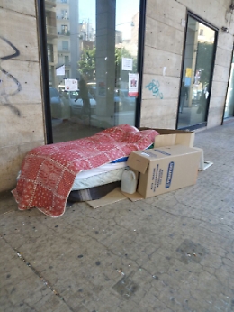 Se il premier vedesse quei "giacigli" sotto i portici a Catania: una vergogna