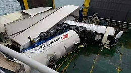 Maltempo, cargo perde in mare tre autocisterne tra Palermo e Salerno