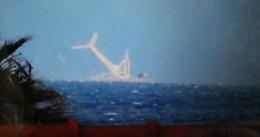 «E' caduto un aereo in mare!» Ma era un gru staccata da una chiatta