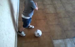 Cade da capannone tentando di recuperare pallone: bambino ferito