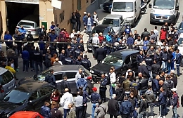 Muore bimba sbalzata da auto, indagati anche i familiari