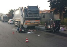 Palermo, finisce con la moto contro autocompattatore e muore