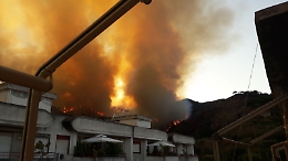 Quattordici incendi sulle colline che sovrastano Messina: le foto della città in fiamme