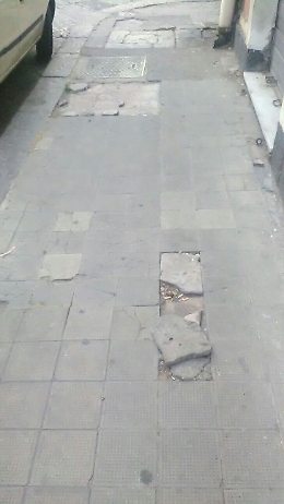 Marciapiede colabrodo in via Aloi a Catania