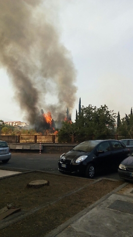 Cumuli di rifiuti dati alle fiamme, a San Giovanni Galermo è emergenza