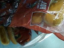 Catania, chiusa panineria: alimenti scaduti e blatte