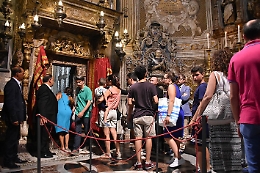 Sant'Agata, irriducibili e turisti nello "scrigno" della Patrona di Catania