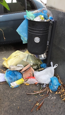Spazzatura in via Simeto, all'angolo con via Zolfatari