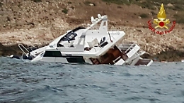 Forte vento fa incagliare barca tra gli scogli a Levanzo