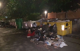 Rifiuti sulla strada, fuori dai cassonetti, in via Orto dei Limoni a Catania
