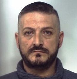 Confezionava droga in casa con figli minori presenti: arrestato