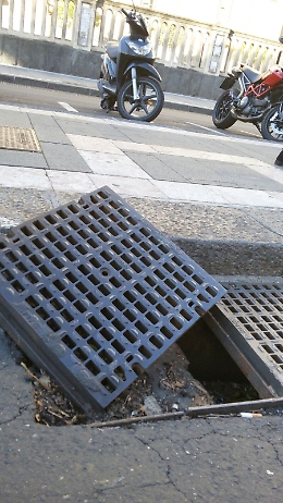 Grata molto pericolosa in corso Italia a Catania