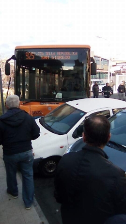 Catania, guasto al bus 925: a San Giorgio la corsa finisce su tre auto