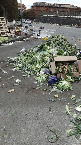 Iniziativa "piazza pulita" per favorire la pulizia di piazza I Vicerè dopo il mercato