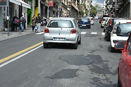 Catania, nella parte alta di via Etnea cede alla pioggia il "nuovo" asfalto