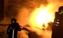 Gela, incendiati tre furgoni per consegna pacchi