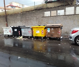 Catania, sporcizia e cassonetti sempre aperti in via Regina Bianca