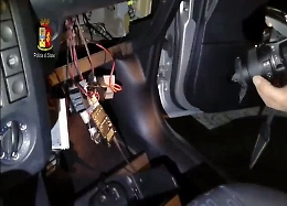 Catania, avevano 5 jammer per depredare le auto in sosta